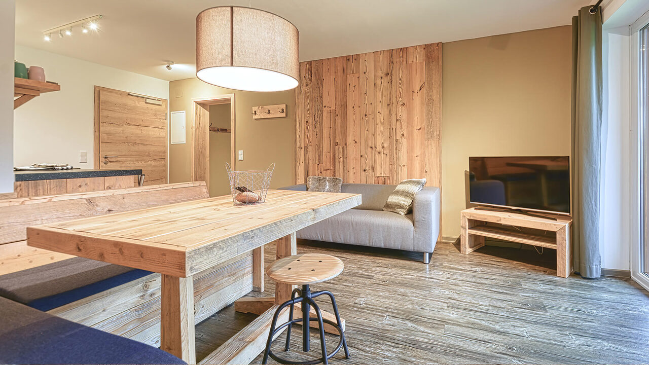 Großer Esstisch, Sofa und Fernseher im Apartment Hirschsprung
