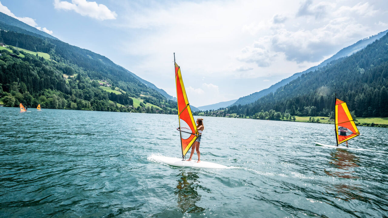 Windsurfer auf einem Bergsee