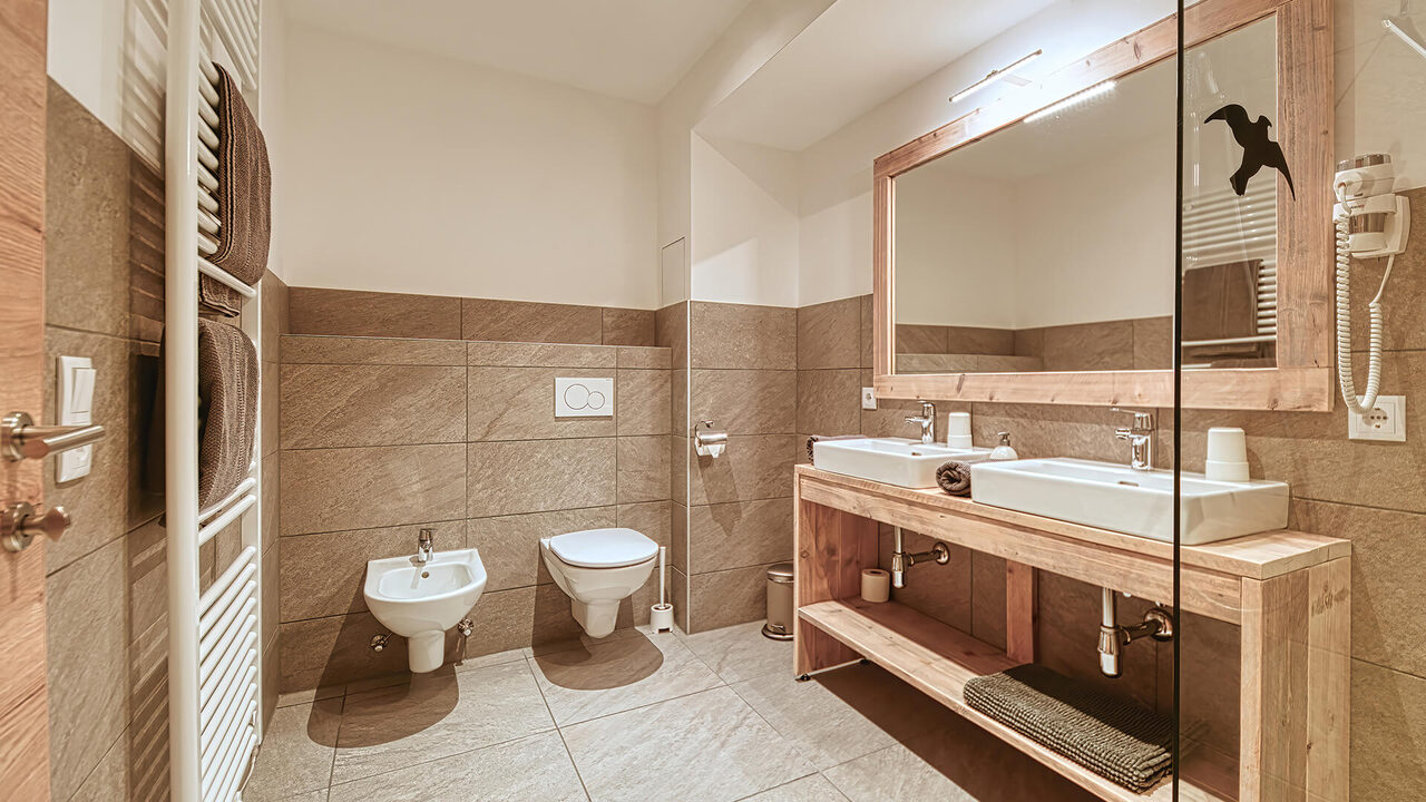 Badezimmer mit doppeltem Waschtisch, WC und Bidet im Apartment Maibrunn