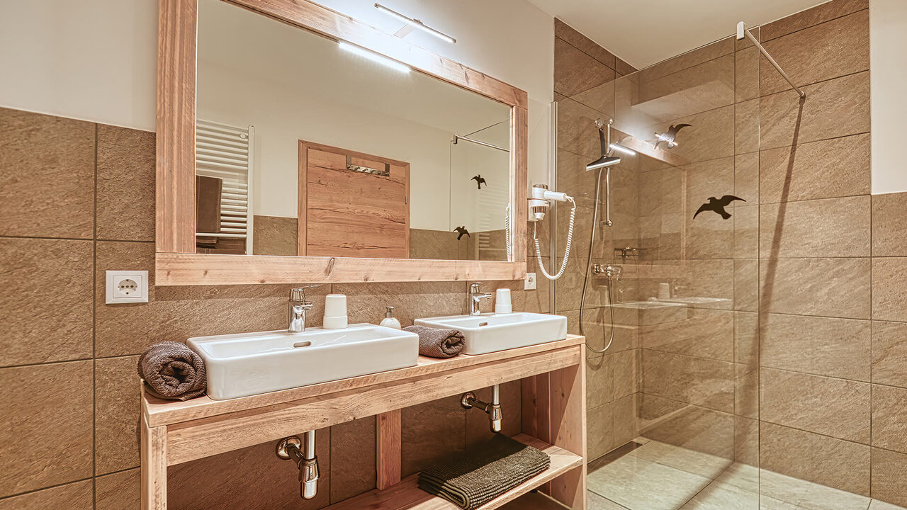 Bathroom with double washbasin and glass shower in the Nockalm apartment