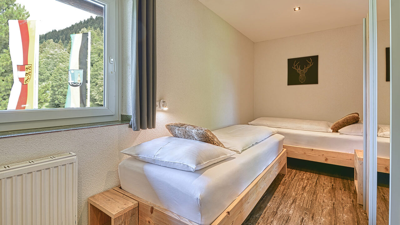 Schlafzimmer mit zwei Einzelbetten im Apartment Spitzegg