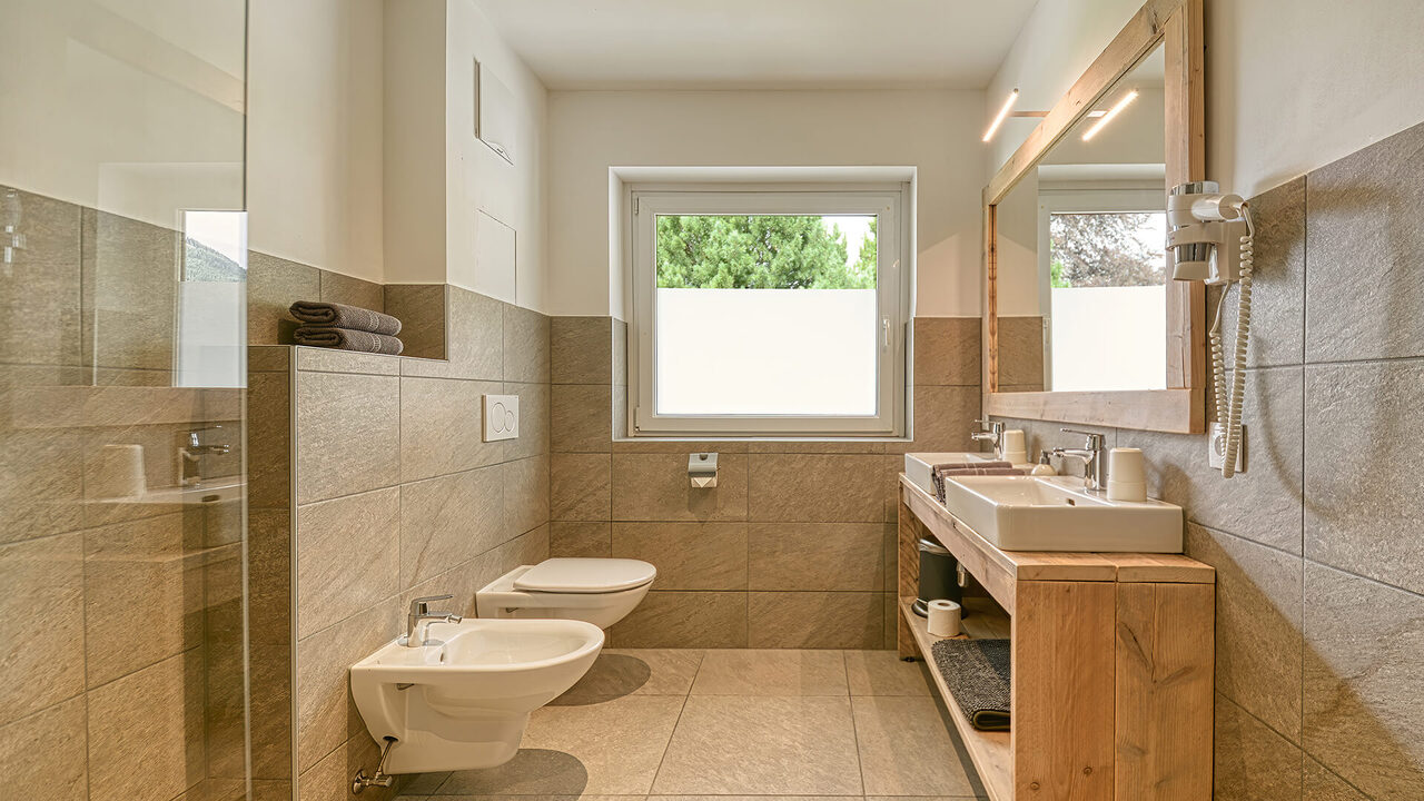 Badezimmer mit Waschtisch, WC und Bidet im Apartment Spitzegg