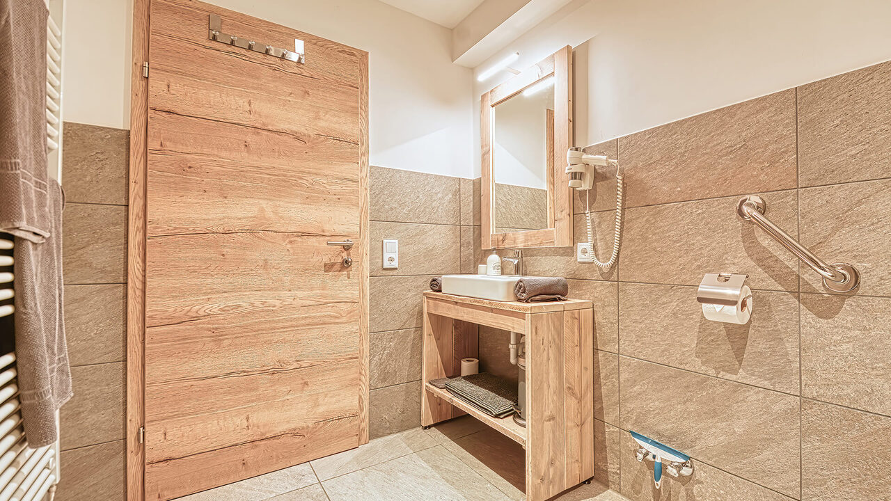 Bathroom with grab rails in the Strohsack apartment