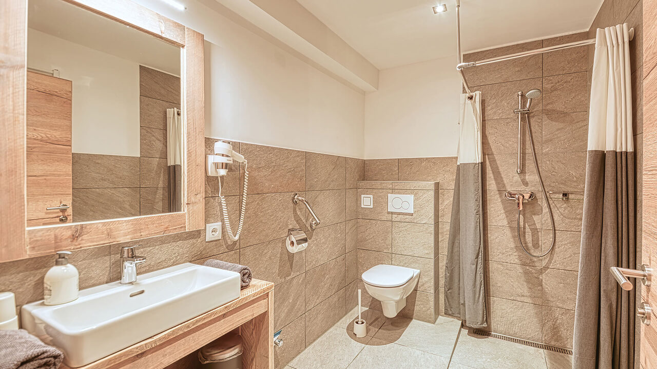Bathroom with level-access shower in the Strohsack apartment