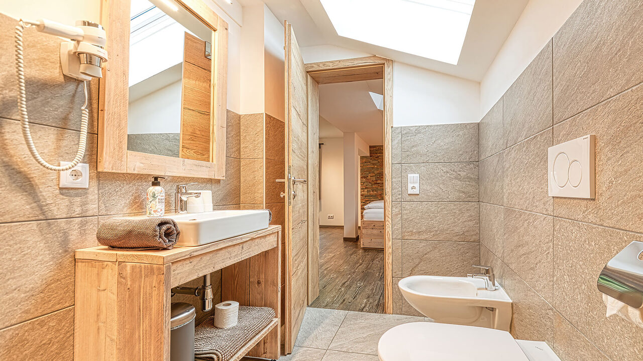Badezimmer mit Waschtisch und Bidet im Apartment Wiesernock