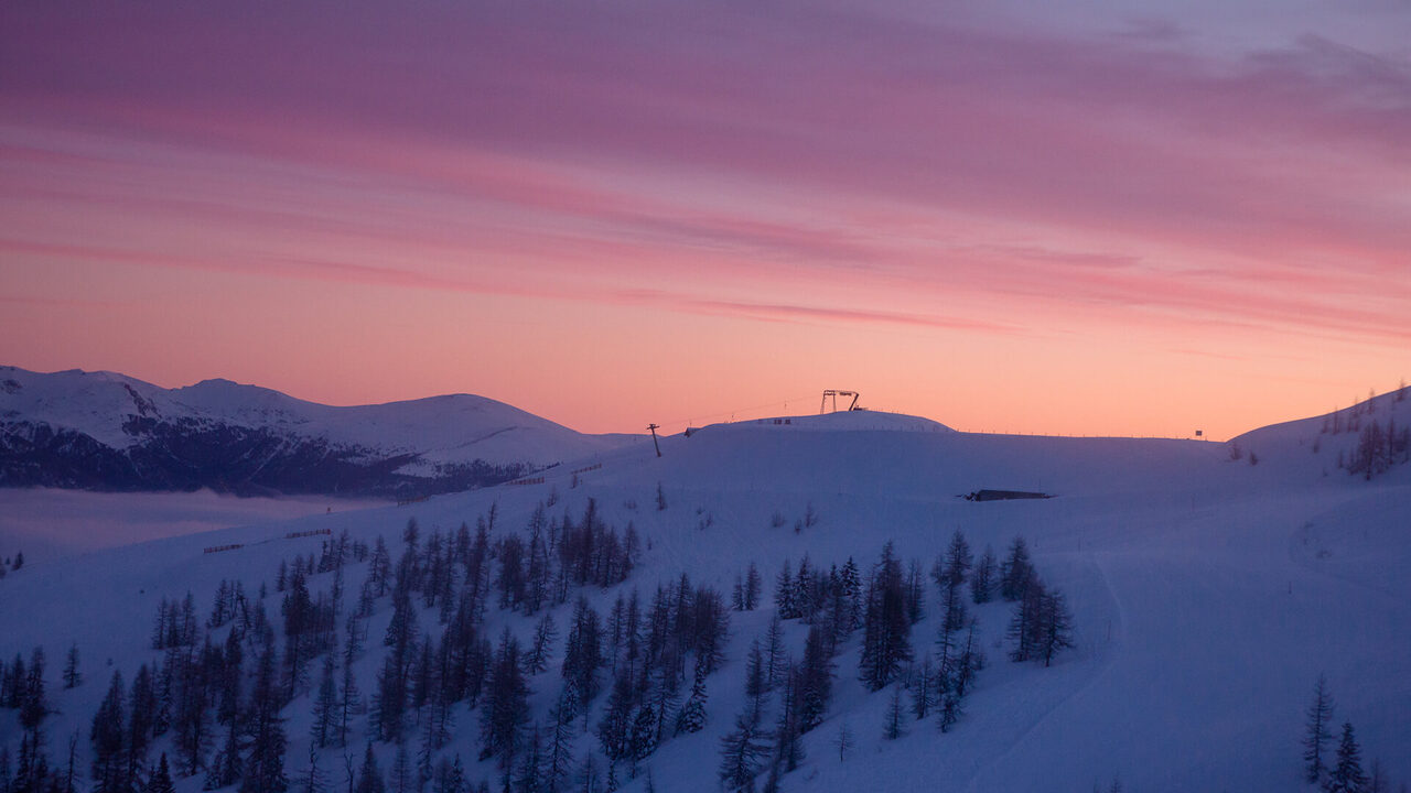 Tramonto sulle montagne innevate